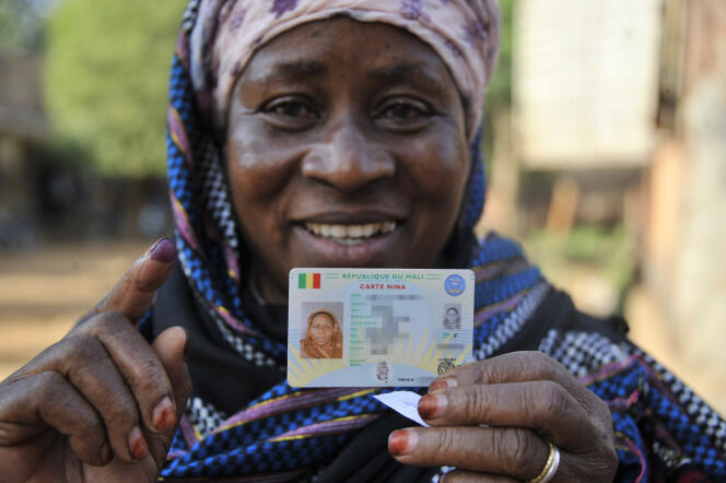Une électrice malienne tient sa carte biométrique, à Bamako, lors des municipales du 20 novembre 2016.