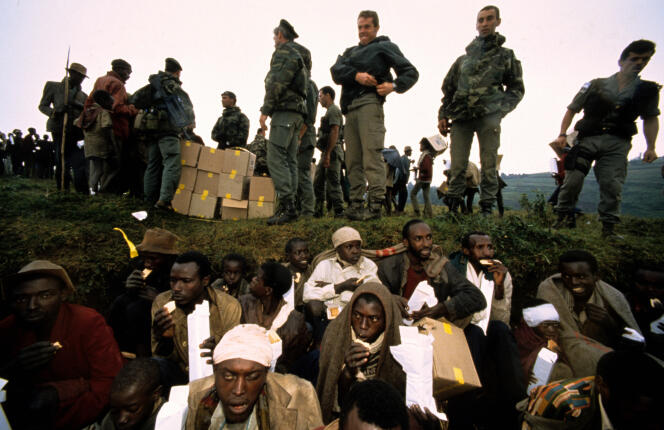 Des militaires français distribuant des denrées alimentaires à des réfugiés, au Rwanda, en 1994.