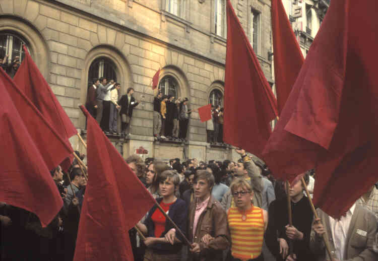 Un cortège de manifestants passe devant la Sorbonne, à Paris, le 29 mai 1968.