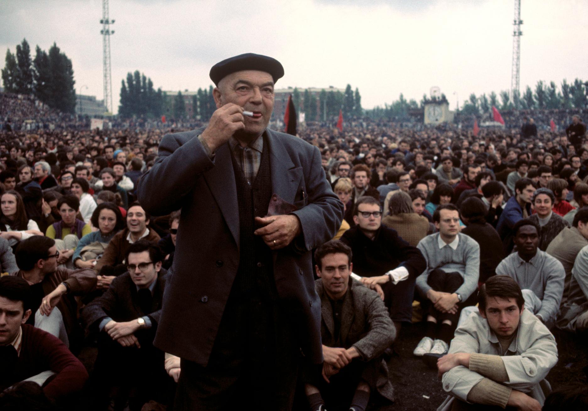 Assemblée de travailleurs et d’étudiants au stade Charletty (Paris 13e), le 27 mai 1968.