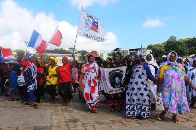 Manifestation lors de la venue de la ministre des outre-mer, Annick Girardin, à Mamoudzou sur l’île de Mayotte, le 13 mars.