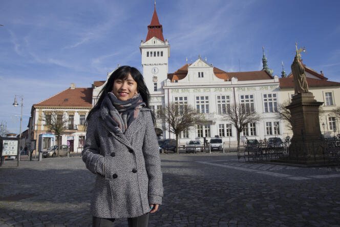 Van Sui Chin Siakhel, réfugiée birmane de 19 ans, marche dans les rues de Stará Boleslav, près de Prague. Le thème du concours HCR - « Le Monde » 2018 est : quand les villes et les réfugiés construisent et inventent ensemble.