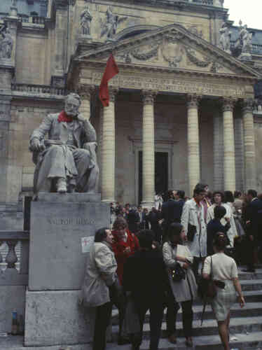 Dans la cour d’honneur de la Sorbonne, à Paris, en mai 1968.