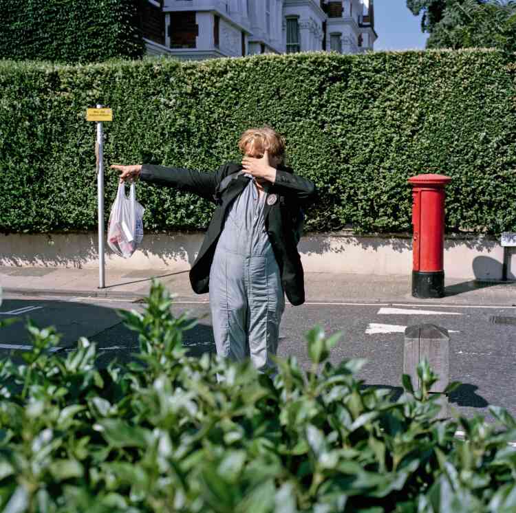 « Sur le chemin des Kew Gardens, Justin prend la pose, peut-être pour protester contre le regard implacable de mon appareil photo. Mais c’est juste une supposition. » (2013)