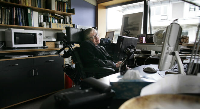 Stephen Hawking, dans son bureau de Cambridge, en 2007.
