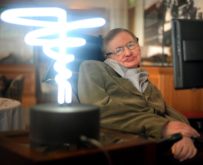Stephen Hawking  pose au côté de la « lampe trou noir » de l’inventeur Mark Champkins, le 25 février 2012.