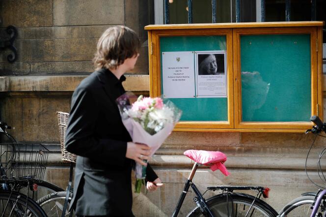 Devant le collège de Cambridge où enseignait Stephen Hawking, mercredi 14 mars.