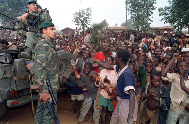 Des militaires français et des réfugiés hutu, pendant le génocide au Rwanda en 1994.