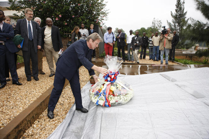 Le ministre des affaires étrangères Bernard Kouchner, le 26 janvier 2008, au mémorial du génocide rwandais, à Kigali.