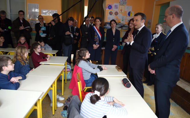 Le président, Emmanuel Macron, et le ministre de l’éducation, Jean-Michel Blanquer, lors d’un déplacement à l’école primaire de Rilly-sur-Vienne (Indre-et-Loire), le 15 mars 2018.