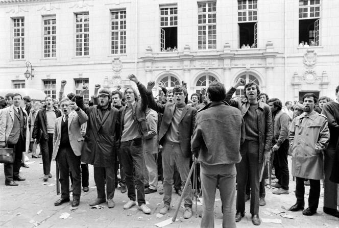 Manifestation étudiante, à la Sorbonne, le 3 mai 1968, à Paris.