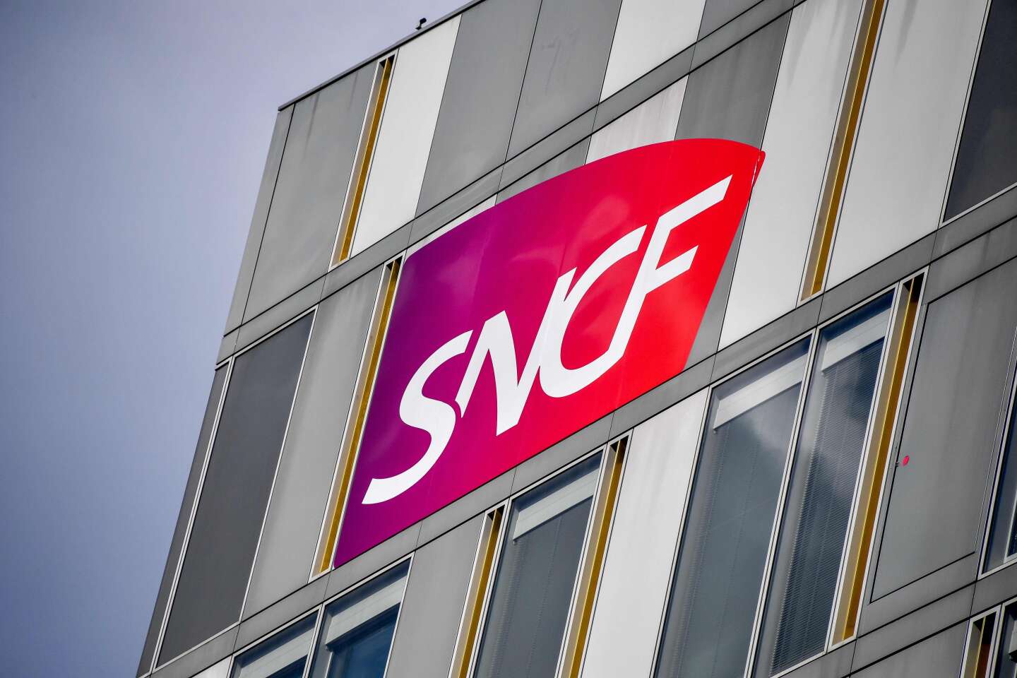 Regarder la vidéo Grève à la SNCF : la circulation sera « très fortement perturbée » mardi 21 mai sur les RER et les trains de banlieue