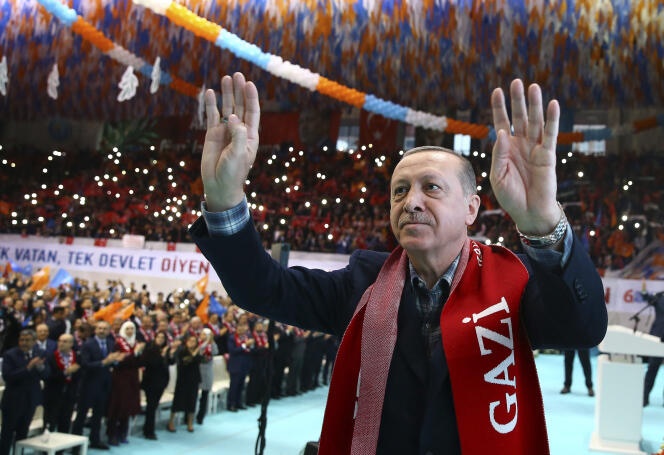 Le président Recep Tayyip Erdogan lors d’un meeting de son parti AKP (islamo-conservateur), à Gaziantep (Turquie), le 25 février.