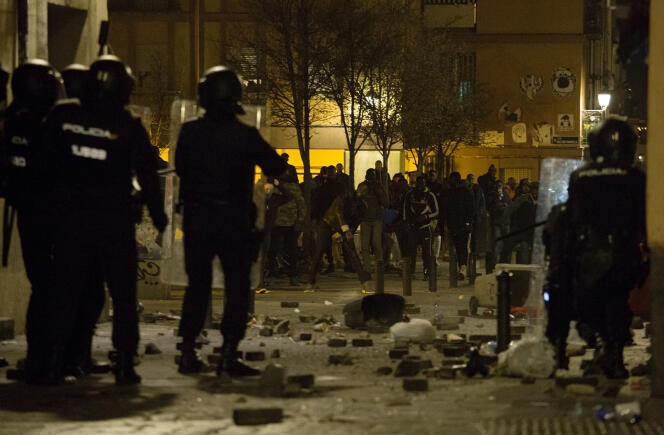 Des policiers face à des manifestants protestant à la suite de la mort d’un vendeur à la sauvette sénégalais, dans le centre de Madrid, le 15 mars 2018.