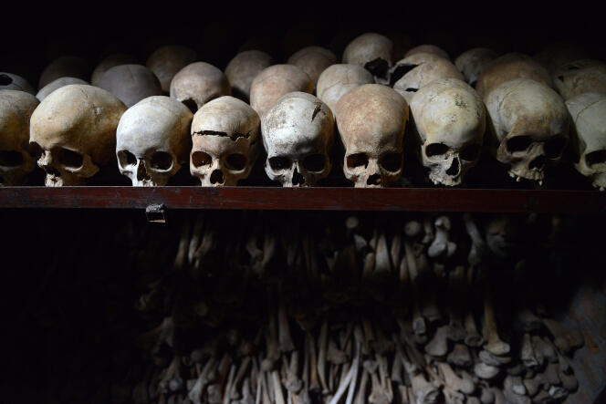 Des crânes humains exposés au mémorial du génocide à Nyamata, au Rwanda. Ce mémorial est situé à côté d’une église. Environ 10 000 personnes s’y étaient réfugiées au début du génocide en avril 1994, considérant le lieu sûr, mais ont toutes été tuées.