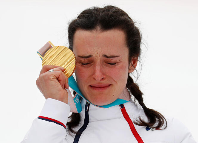 Marie Bochet reçoit sa quatrième médaille d’or, lors des Jeux paralympiques de Pyeongchang, dimanche 18 mars.