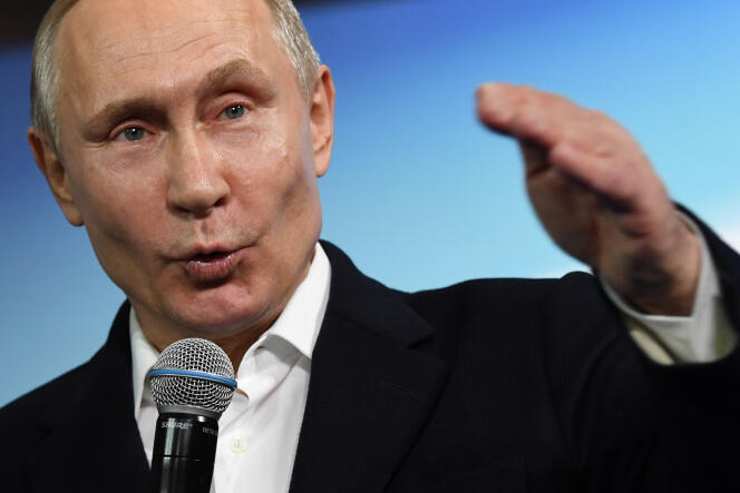 Le président Vladimir Poutine s’exprime devant son équipe de campagne.