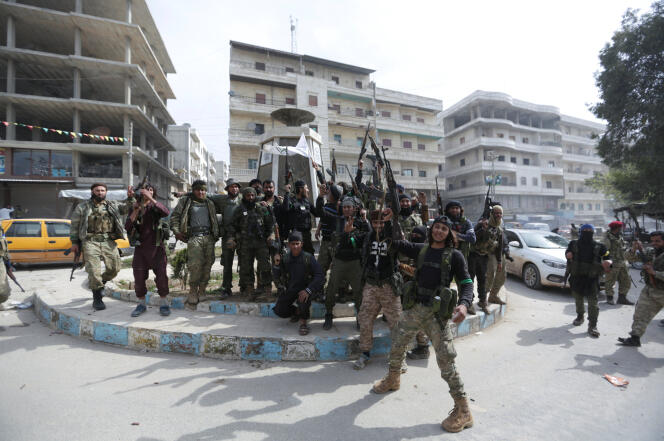 Des supplétifs de l’armée turque célèbrent leur victoire, dans la ville d’Afrin, le 18 mars.