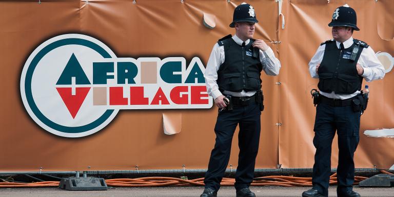 WILL OLIVER / AFP Des policiers britanniques devant le village africain des Jeux olympiques de Londres, en août 2012.