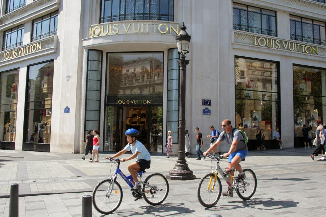 A Paris, les commerces peuvent ouvrir le dimanche dans les « zones touristiques internationales », comme l’avenue des Champs-Elysées.