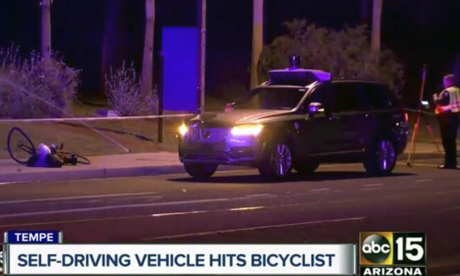 Image extraite d’une vidéo montrant la police enquêtant sur le lieu où une piétonne a trouvé la mort, renversée par un véhicule autonome Uber à Tempe (Arizona), le 18 mars.
