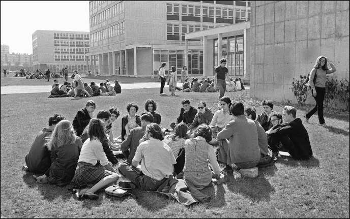 Des étudiants contestataires de la faculté des lettres et des sciences humaines de Nanterre occupent, le 29 mars 1968, leur campus, fermé par le doyen de l’université, Pierre Grappin.
