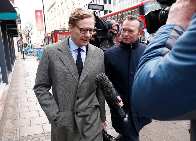 Alexander Nix, directeur opérationnel de Cambridge Analytica, devant le siège de l’entreprise, à Londres, le 20 mars.