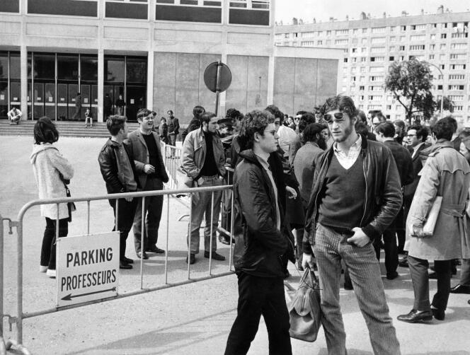 Des étudiants sont rassemblés à l’extérieur de la faculté des lettres de Nanterre fermée le 3 mai 1968 par le doyen Pierre Grappin à la suite des manifestations qui ont troublé la vie universitaire.