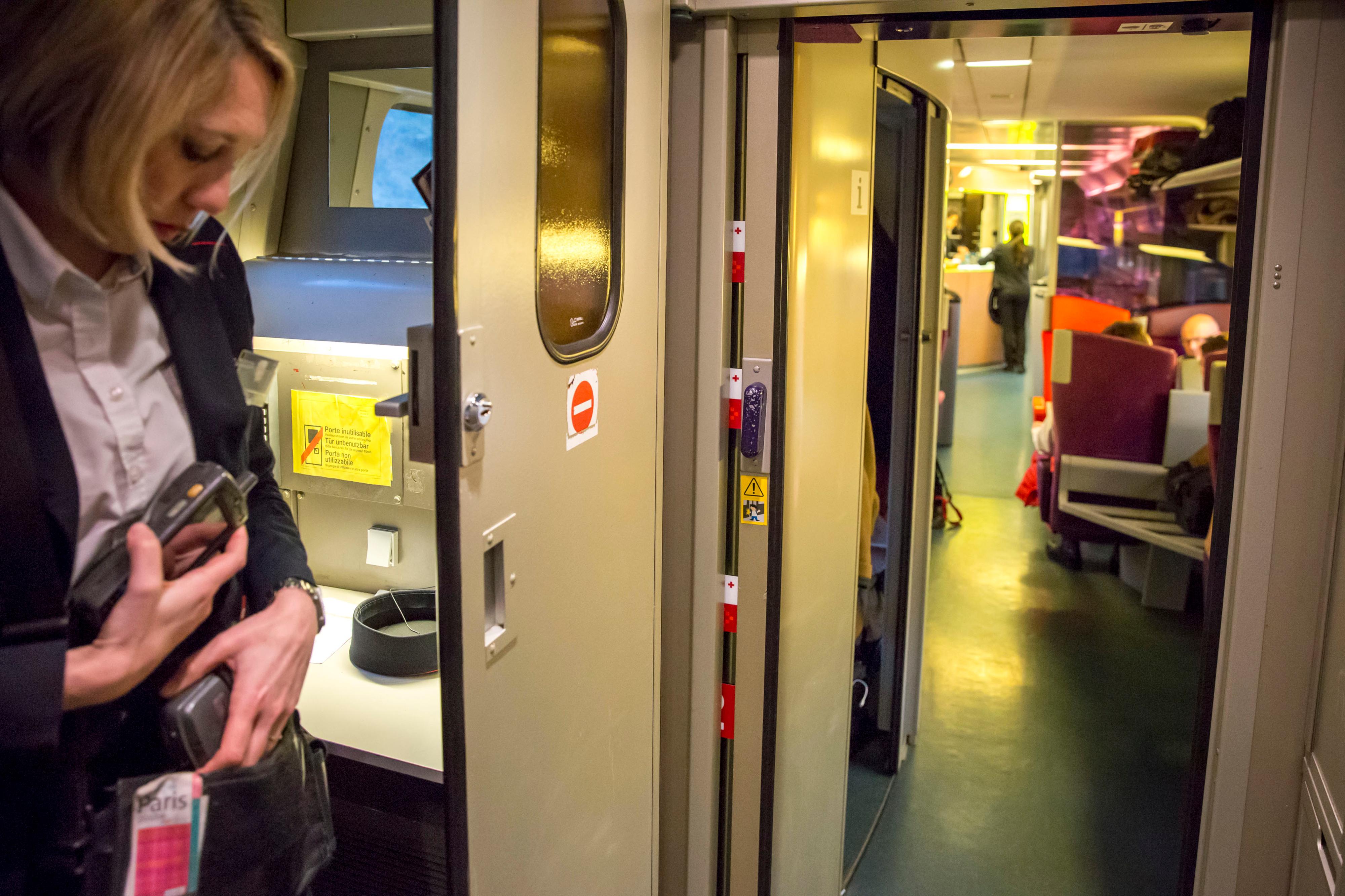 Le quotidien d’une contrôleuse à la SNCF, de Dijon à Paris, via Lausanne