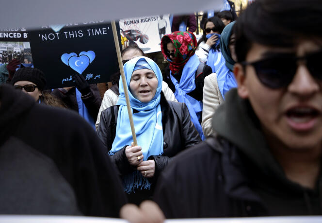Manifestation de soutien aux Ouïgours, devant la mission permanente de la Chine aux Nations unies, le 15  mars, à New York.