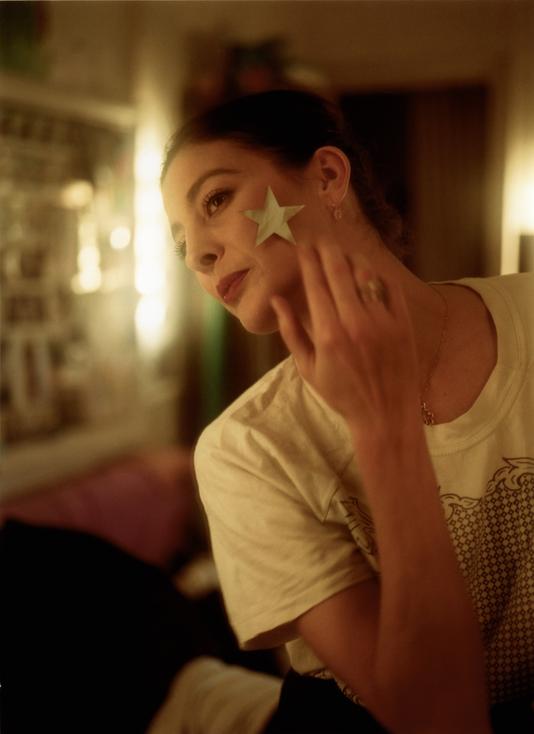 JULIEN T. HAMON POUR « M LE MAGAZINE DU MONDE » Marie-Agnès Gillot dans sa loge, à l’Opéra de Paris, le 6 mars.