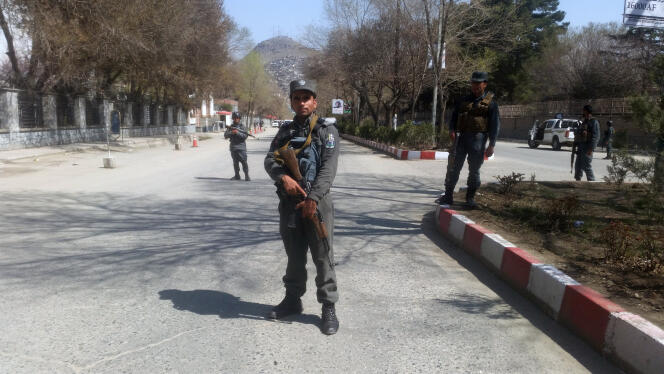 La police est intervenue sur le lieu de l’explosion, devant l’université de Kaboul.