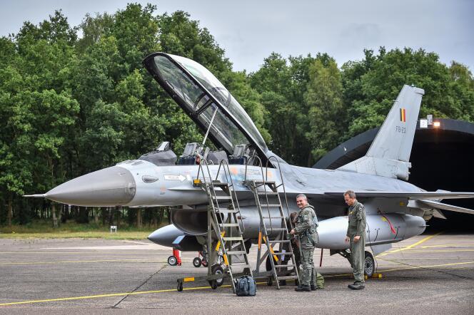 Le ministre belge de la défense, Steven Vandeput (à gauche), s’apprête à embarquer à bord d’un avion de chasse F-16 pour un vol d’essai, en juillet 2015, à Peer (Flandre).