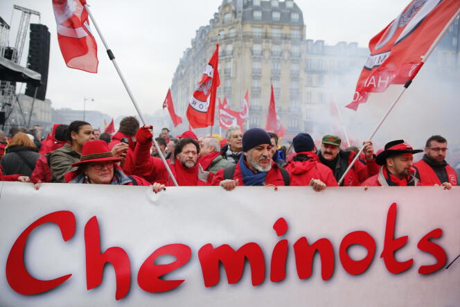 Manifestation nationale des cheminots contre le projet de réforme de leur statut, à Paris le 22 mars.