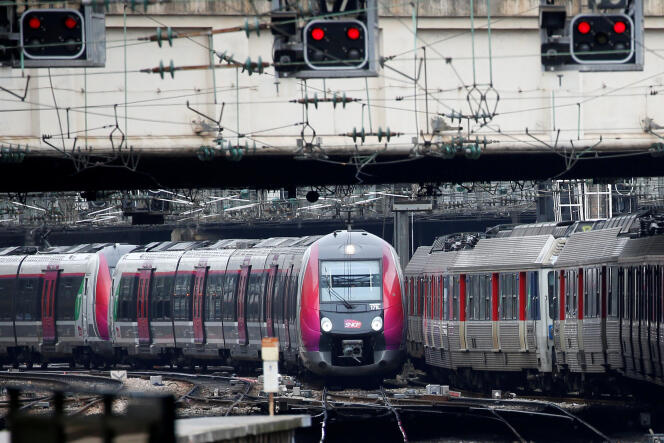 Un train arrive gare Saint-Lazare à Paris, le 22 mars.