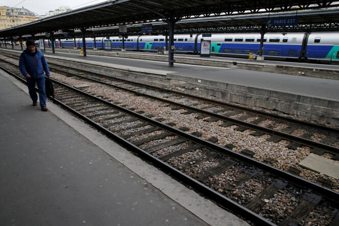 Sur un quai de la gare de l’Est, à Paris, le 22 mars, jour de la manifestation nationale des cheminots contre le projet de réforme de la SNCF.