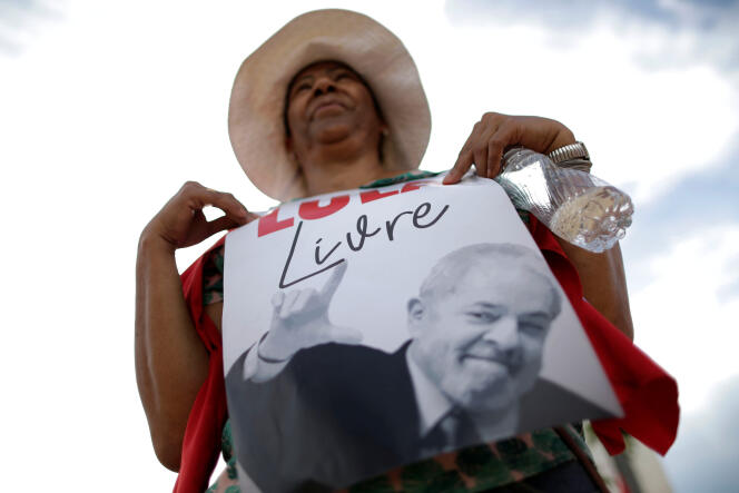 Des partisans de l’ancien président brésilien Lula, lors d’un rassemblement à Brasilia, le 22 mars.