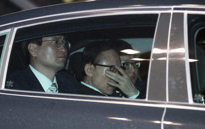Lee Myung-bak (au centre) lors de son arrestation, à Séoul, le 22 mars 2018.