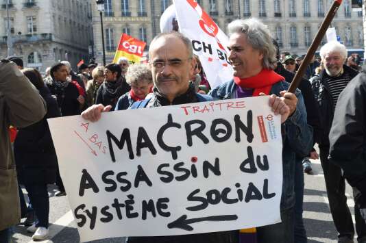 Lors d’une manifestation contre la politique du gouvernement, le 22 mars à Bordeaux.
