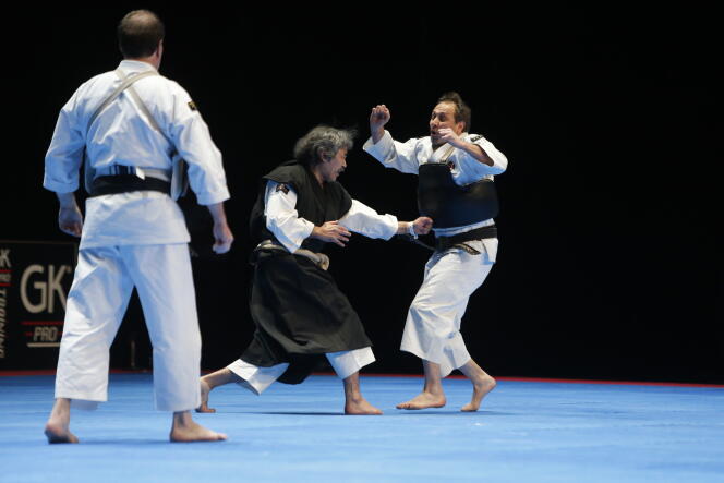 Maître Aosaka effectue une démonstration de son art martial, le shorinji kempo.