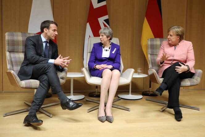 Le Français Emmanuel Macron,  la Britannique Theresa May et l’Allemande Angela Merkel réunis à Bruxelles, le 22 mars.