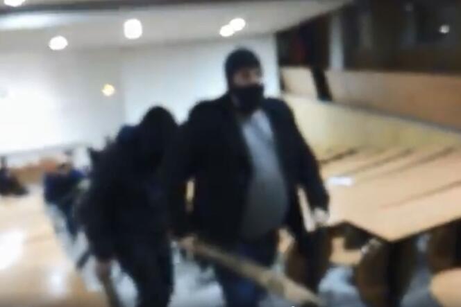 Capture d’écran vidéo de l’évacuation violente des occupants de la faculté de droit de Montpellier.