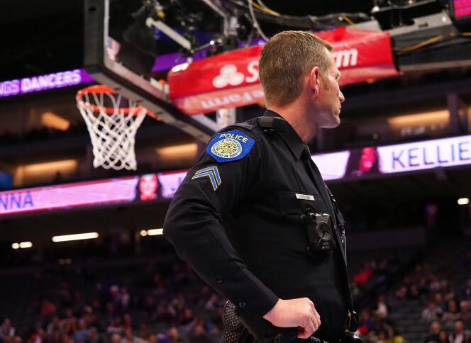 Un policier américain portant une caméra-piéton lors d’un match de basket à Sacramento, le 22 mars.