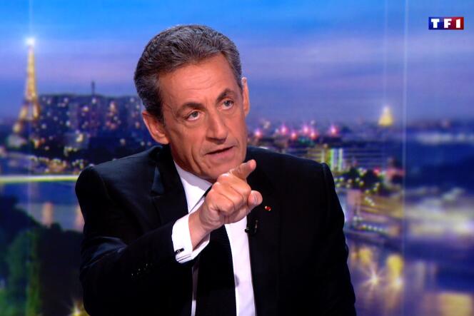 Nicolas Sarkozy sur le plateau du journal de 20 heures de TF1, à Boulogne-Billancourt, le 22 mars.