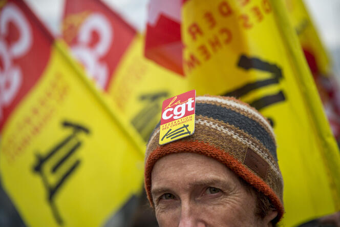 Manifestation nationale des cheminots contre le projet de réforme de leur statut, à Paris le 22 mars.