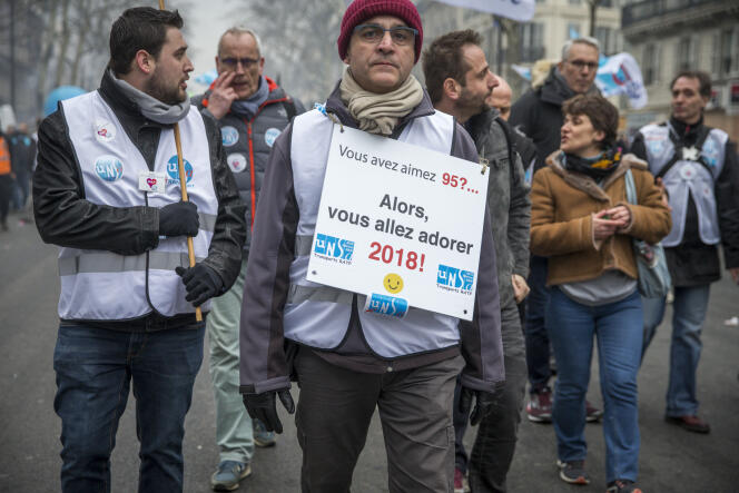 Manifestation nationale des cheminots contre le projet de réforme de leur statut à Paris, le 22 mars .