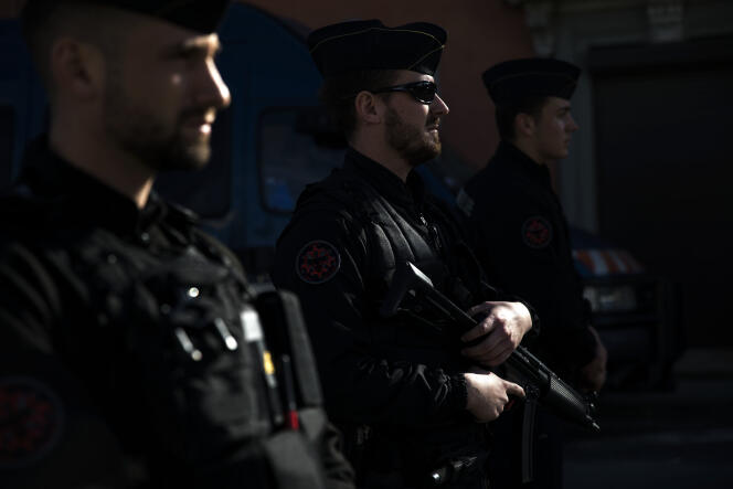Des policiers en faction à Trèbes, le 23 mars 2018