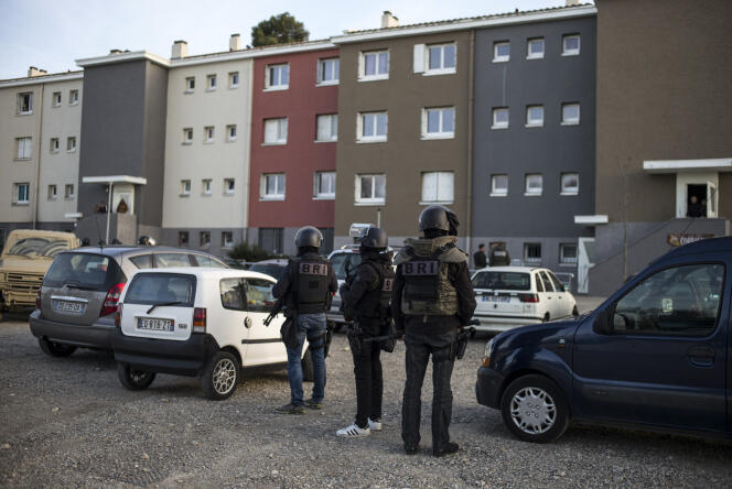 Les forces de l’ordre déployées devant le domicile de Radouane Ladkim, à la cité d’Ozanam, le 23 mars en fin de journée.