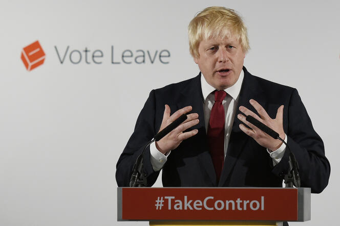 Boris Johnson durant la campagne pour le Brexit de 2016, à la tête du groupe « Vote Leave ».