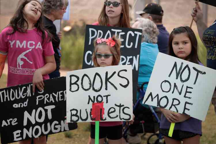 « Des livres, pas des balles » réclament les manifestants de Round Rock, au Texas.